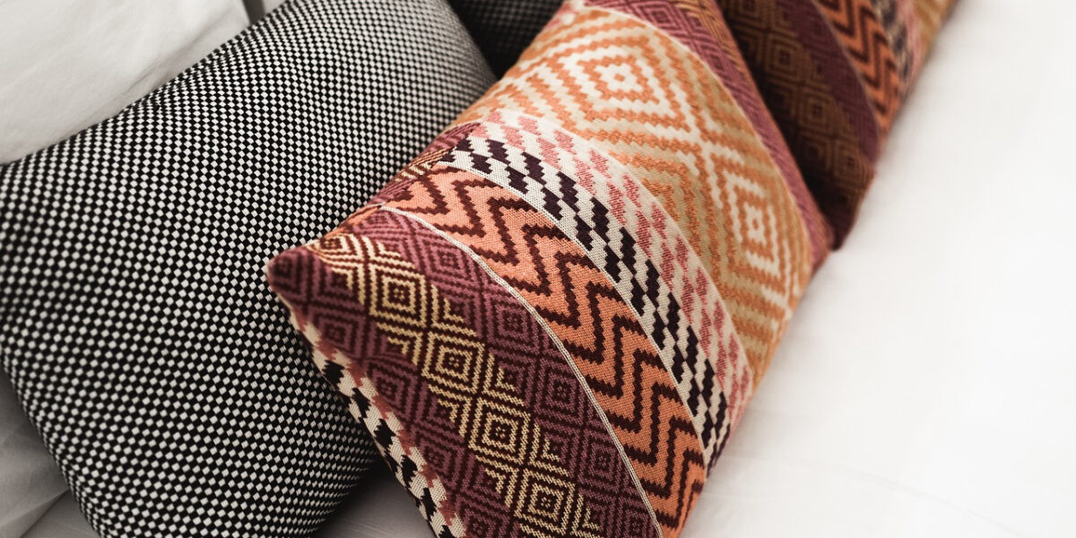 Comment_nettoyer_un_canapé_en_tissu_en_4_étapes_simples